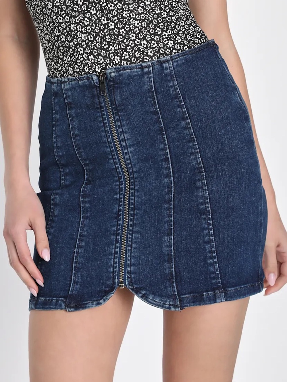 We The Free Layla Dark Wash Zip-Front Denim Mini Skirt Size 28